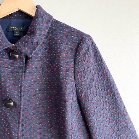 Ann‎ Taylor Textured Cotton Blend Blazer Three Buttons in Navy Blue, Size 12P - Picture 4 of 9